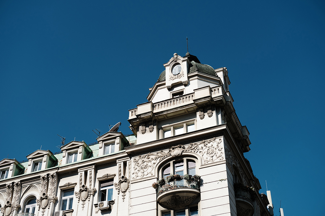 Predratna zgrada sa ornamentima