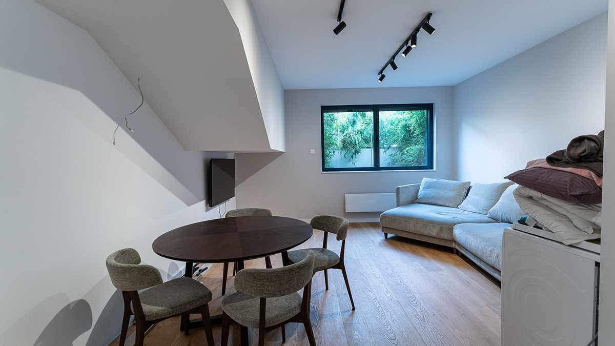 Suterenski stan sa velikim prozorima