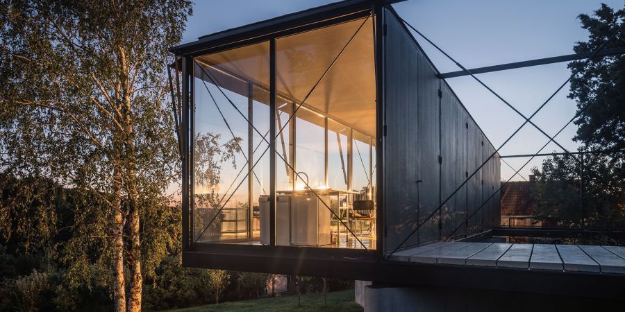 Nestvarna kuća na Avali od stakla i čelika koja lebdi nad tlom