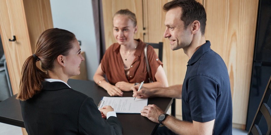 Da li svi stanari potpisuju ugovor o zakupu?