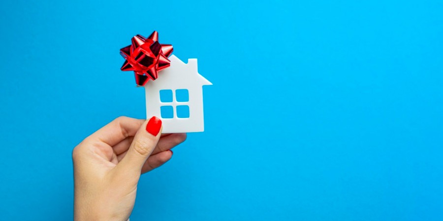 Ugovor o poklonu - šta je, ko ga može zaključiti i ko plaća porez na poklon?