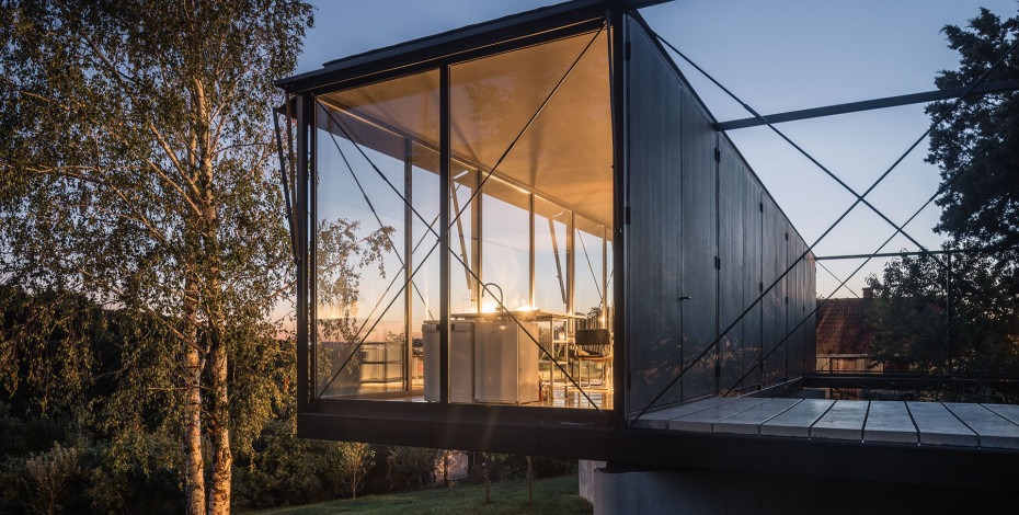 Nestvarna kuća na Avali od stakla i čelika koja lebdi nad tlom