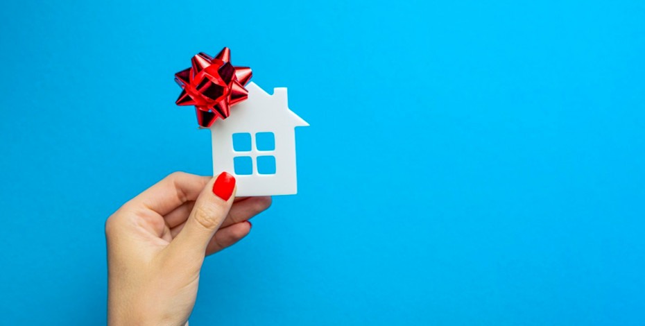 Ugovor o poklonu - šta je, ko ga može zaključiti i ko plaća porez na poklon?